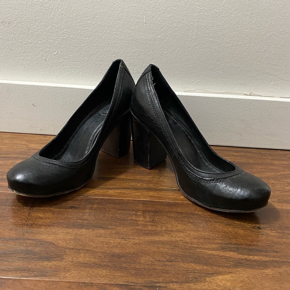 Frye Carson Pump